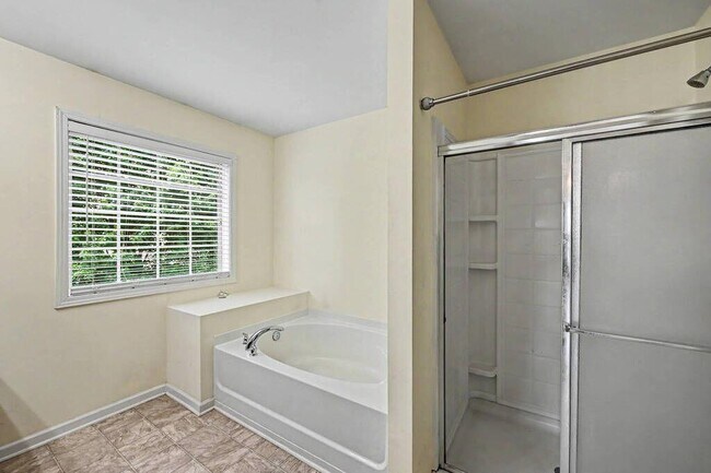 Building Photo - 2150 Waterford Park Dr