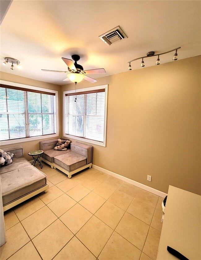 Building Photo - 723 Juniper Ln