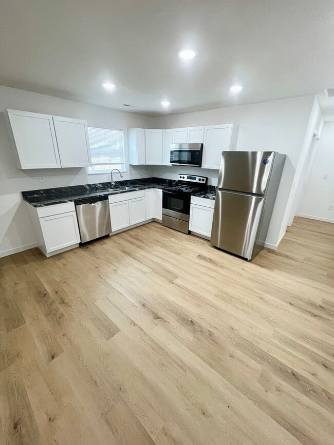 Building Photo - 3 Bed | 2 Bath | 1 Car Garage