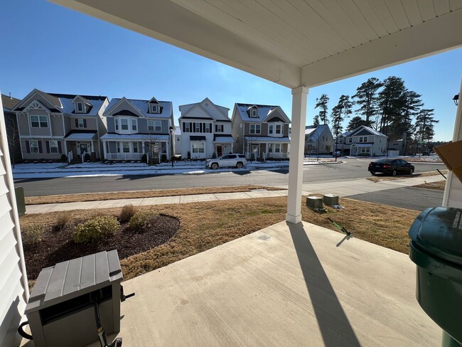 Building Photo - End unit townhome in the new Huntington Po...