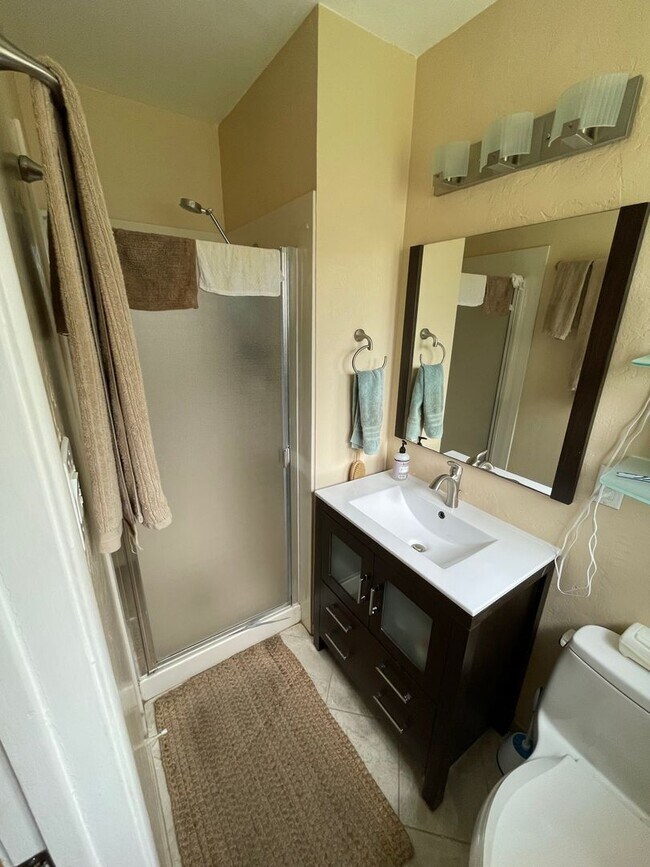 Building Photo - WELL MAINTAINED SINGLE STORY HOME WITH SOL...