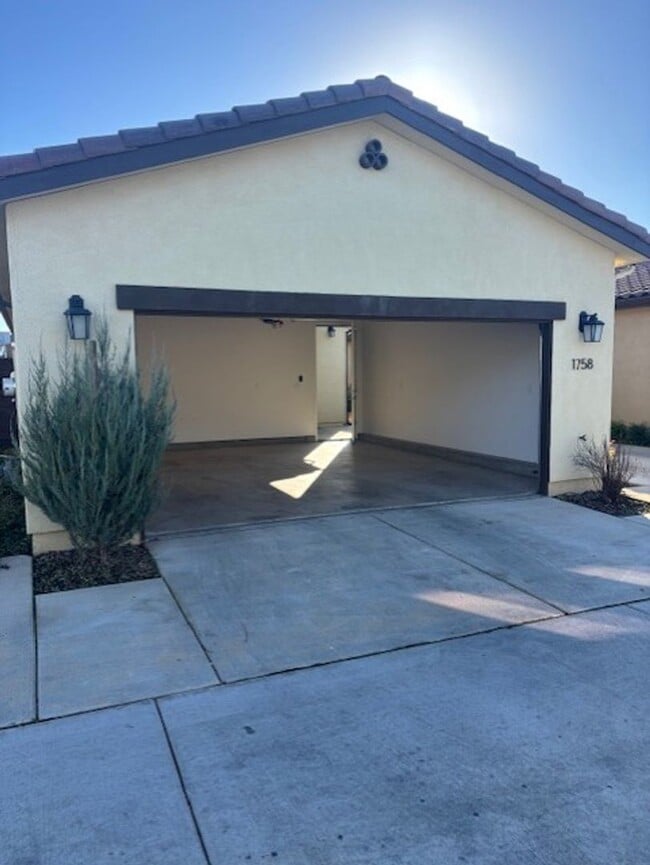 Building Photo - 1758 Thea Ave