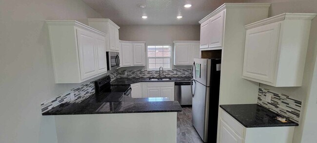 Building Photo - Beautiful property with granite countertops!