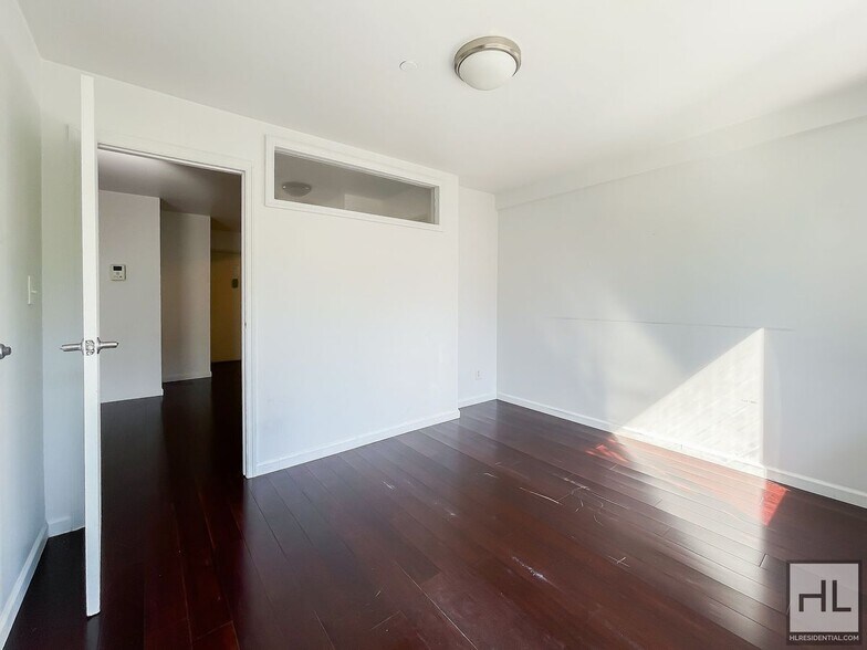 Building Photo - STANHOPE STREET / Spacious 1-Bed 1-Bath / ...