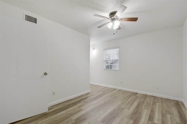 Building Photo - 6803 Woodhue Dr