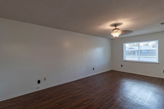 Building Photo - 633 Slade St