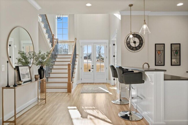 Building Photo - 568 Versailles Dr