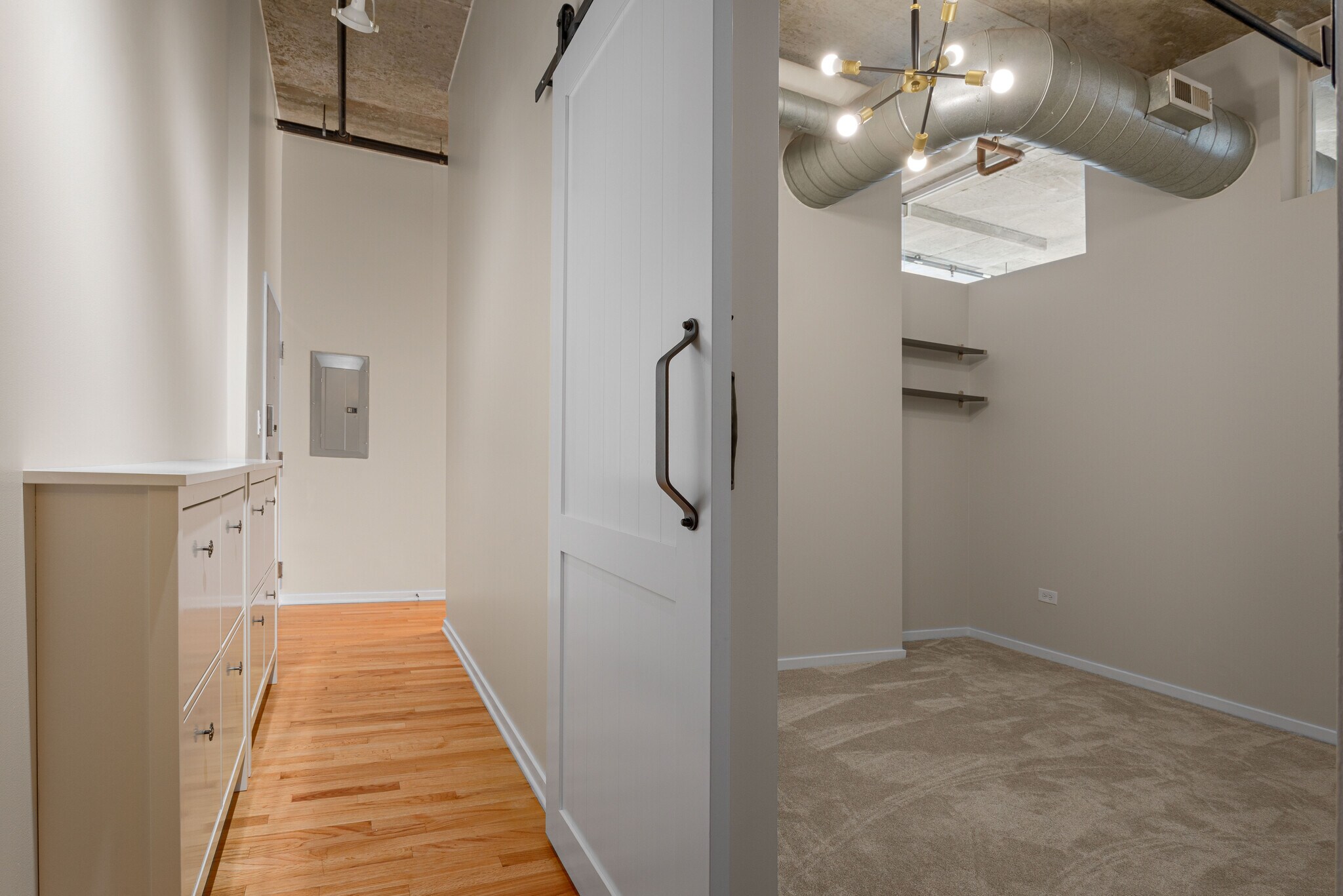 Building Photo - 933 W Van Buren St