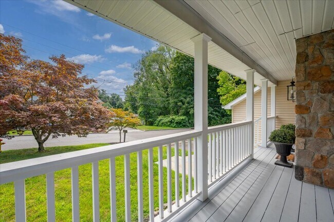 Building Photo - Beautifully Renovated 4 Bedroom 2.5 Bathroom Colonial
