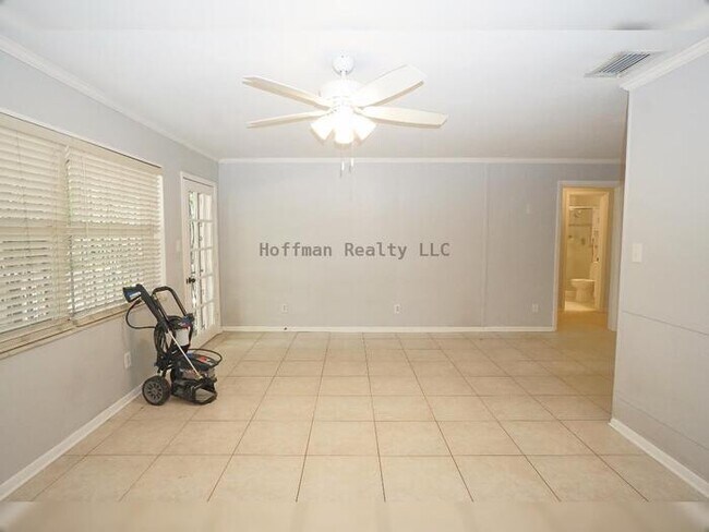 Building Photo - Central Tampa Gem Near UT- Modern Finishes & Prime Location