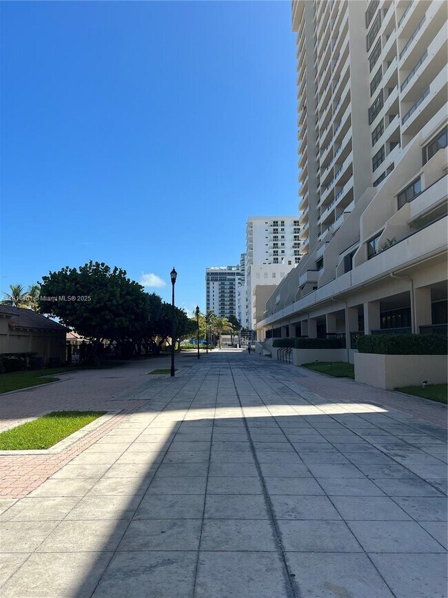 Building Photo - 2555 Collins Ave