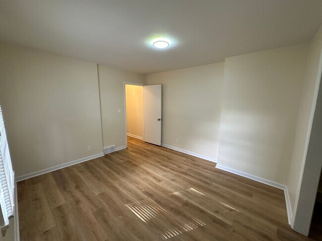 Building Photo - Burien - Recently Renovated 2 Bedroom / 1.5 Bath with Normandy Park Beach Rights