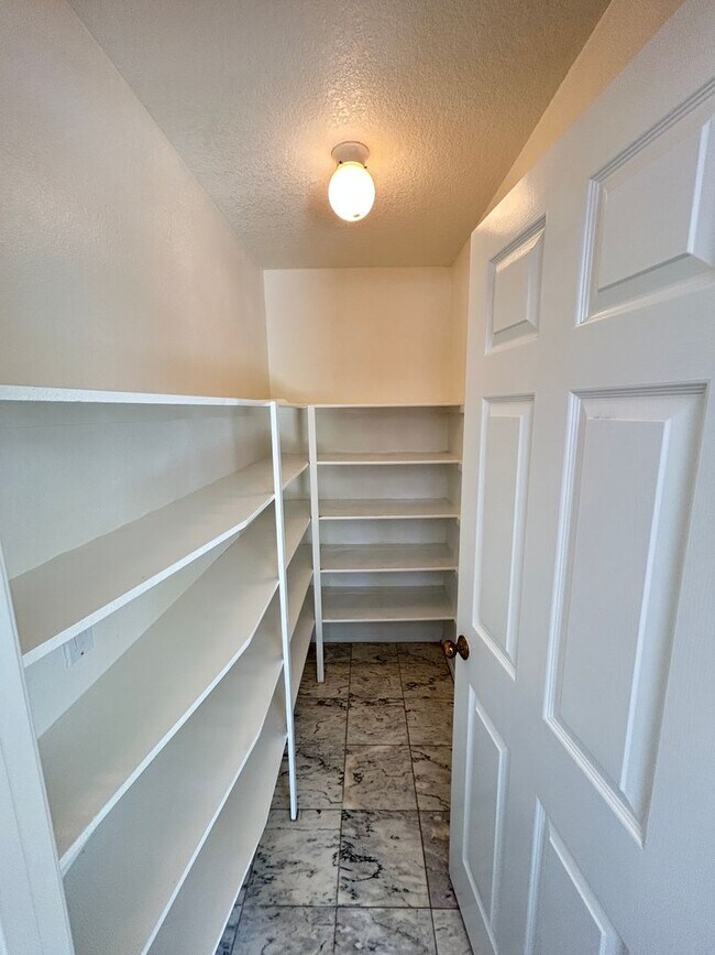 Building Photo - 8132 E Hillsdale Dr