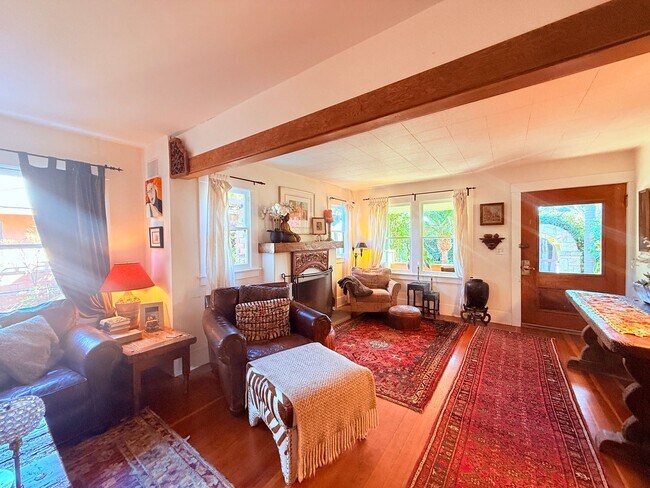 Building Photo - FULLY FURNISHED 30+ RENTAL IN SANTA BARBARA, Owner prefers 6-12 lease | Pet Friendly House