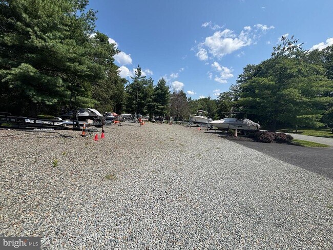 Building Photo - 113 NE Isles Dr
