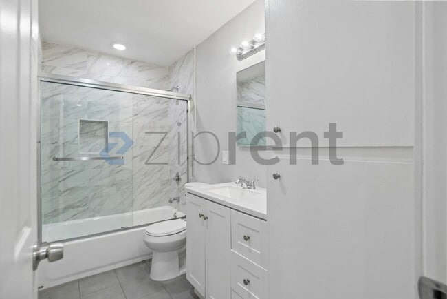 Building Photo - 26910 Manon Ave