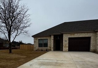 Building Photo - 2423 Briar Hollow Dr