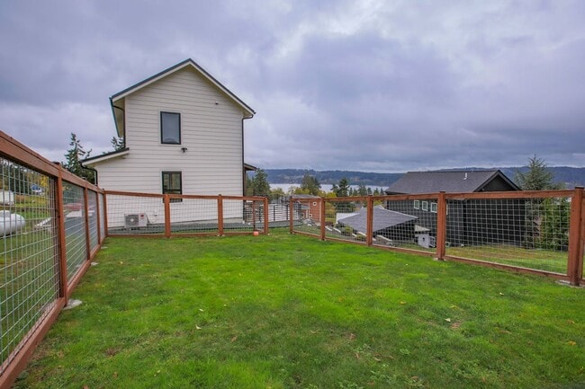 Building Photo - Stunning Holmes Harbor Home and Pet Friendly!