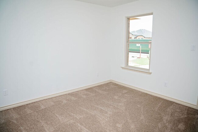 Building Photo - Fresh, Functional, and Move-In Ready | Sil...