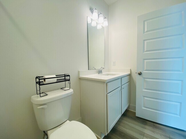 Building Photo - Over 2,000 Sq Ft! 4BR Home w/ En Suite Guest Room