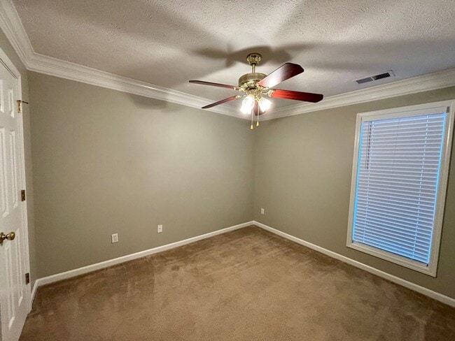 Building Photo - Cozy Living For Cold Days