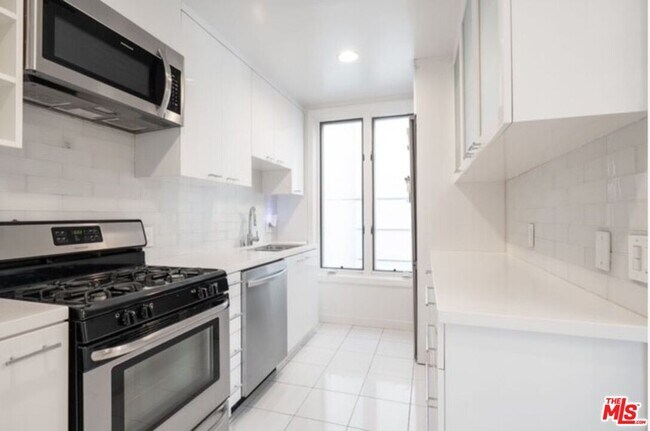 Building Photo - 1424 N Crescent Heights Blvd