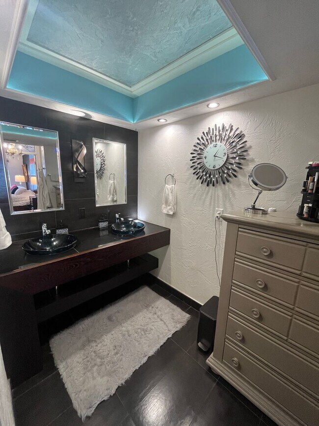 Building Photo - Beautiful Condo with Amazing Views