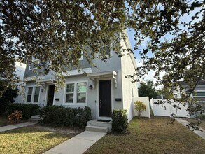 Building Photo - Downtown Central Location 2/2 Townhome with fenced yard and garage