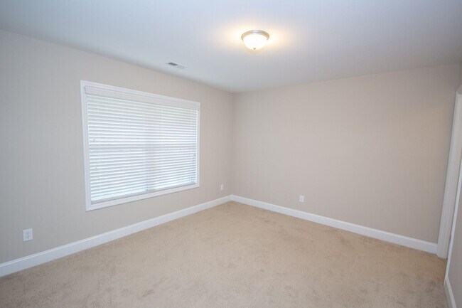 Building Photo - Spacious Full Brick in Athens City Limits!...