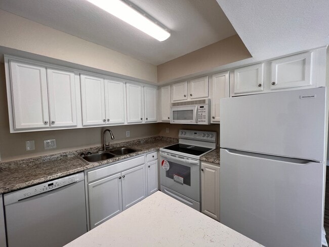 Building Photo - Spacious End-Unit Townhouse in Boynton Beach