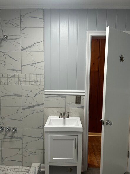 Bathroom - 2511 Mashburn Rd