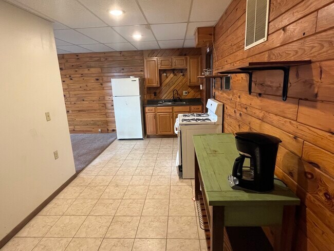 Building Photo - 409 Meadow Dr