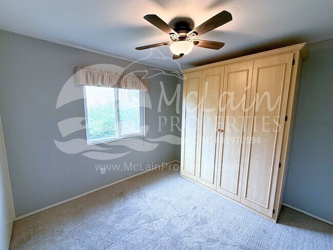 Building Photo - 4 bd with SOLAR  and AC with huge yard!