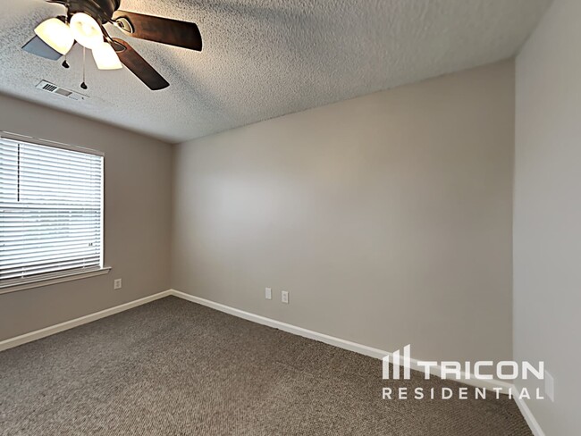 Building Photo - 404 Gresham Dr