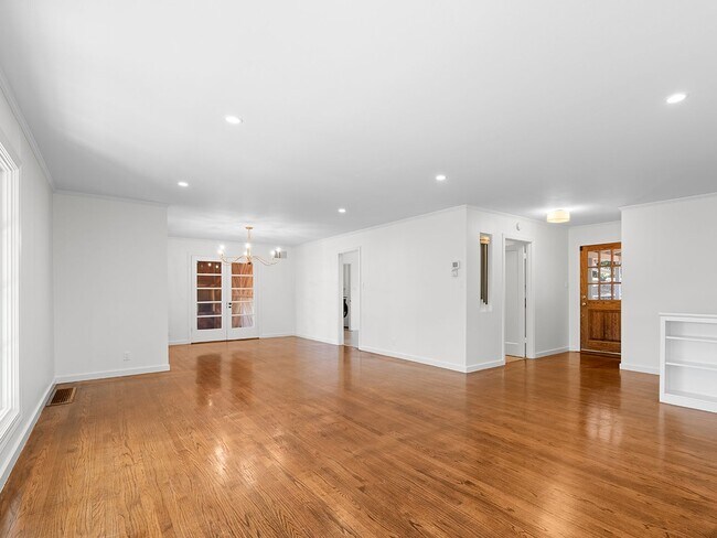 Building Photo - Spacious Single Family Home