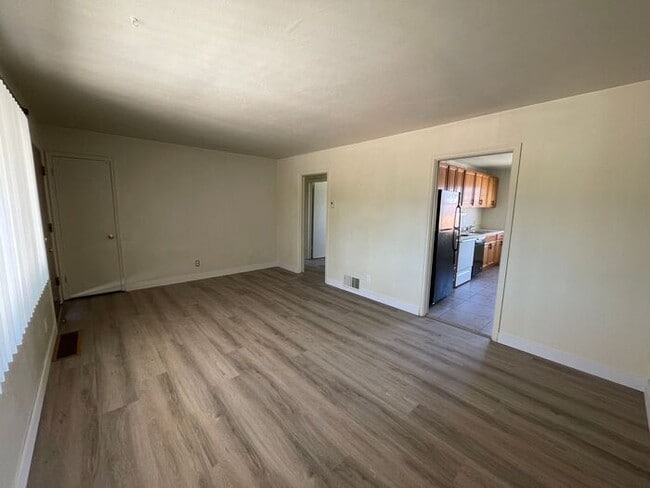 Building Photo - 701 Claremont Cir