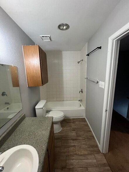 Building Photo - 2815 Longmire Dr