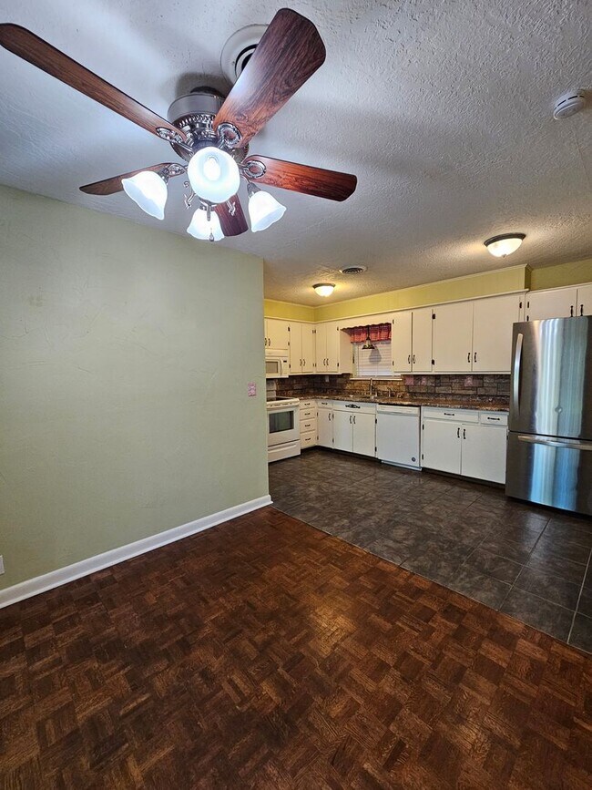 Building Photo - (3) Bed/(1.5) Bath Near Core Norman and OU...