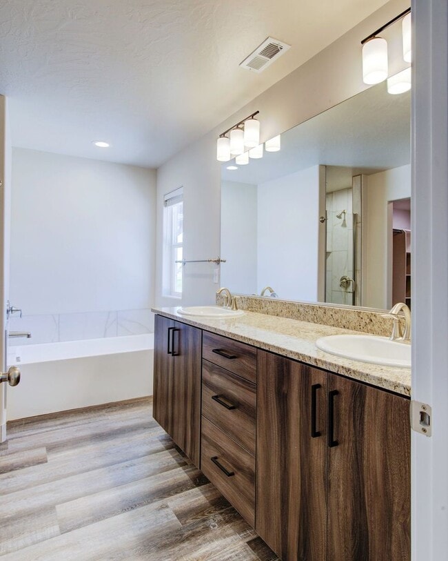 Building Photo - Newer 3 bedroom 2.5 bathroom townhome in Cedar City!