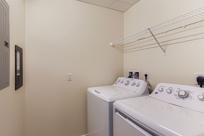 Building Photo - Gorgeous 30th Floor 2BD / 2BA Corner Sky R...