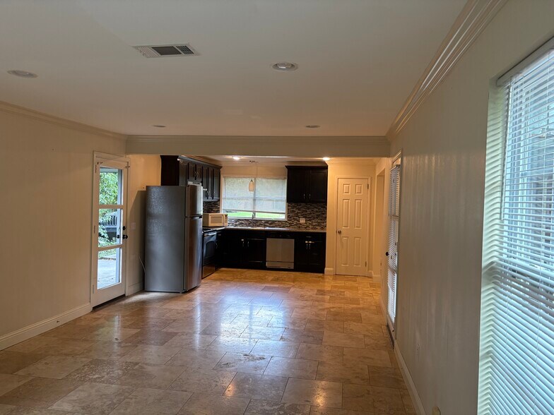 Building Photo - 8010 Brandon Dr