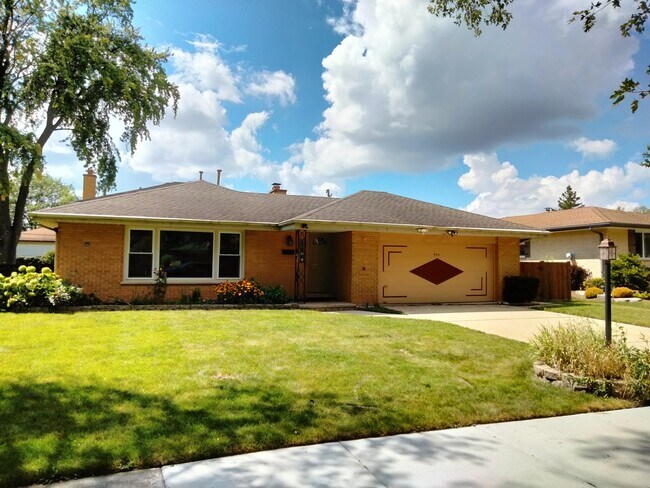 Building Photo - 904 S Edward St