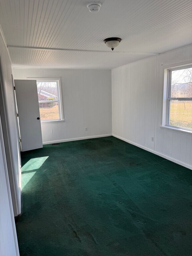 Building Photo - 3 Bed/2 Bath House with LARGE Front and Back Yard