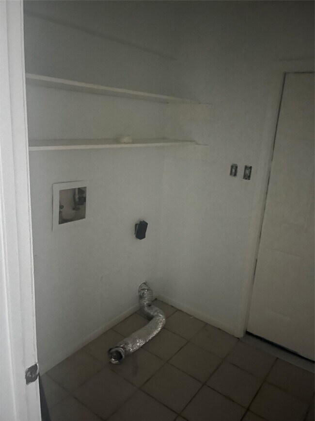 Building Photo - 7015 Maple Fox Dr