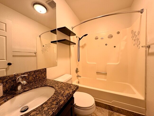 Building Photo - Beautiful Updated 2 Bedroom 1 Bathroom in Auburn