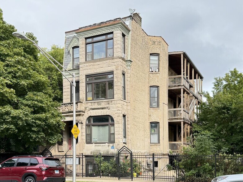 Building Photo - 1025 N Sacramento Ave