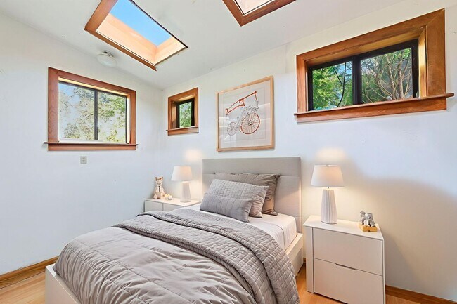 Building Photo - 3 Bed/2.5 Bath Multilevel Home with Amazin...