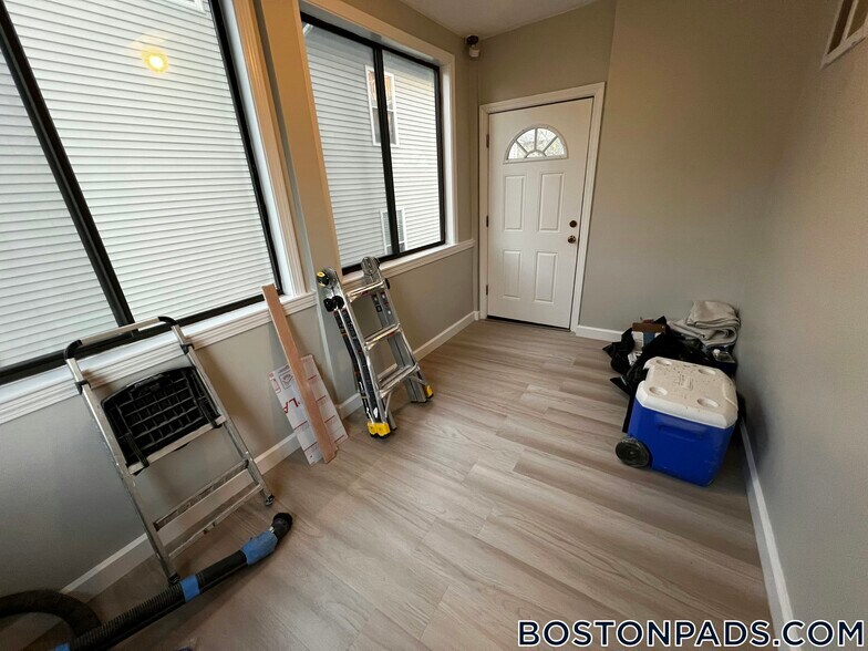 Building Photo - 158 Holland St