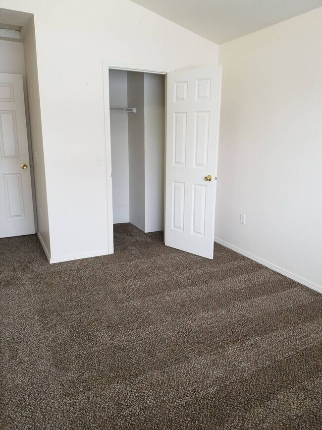 Building Photo - 1706/1708peni