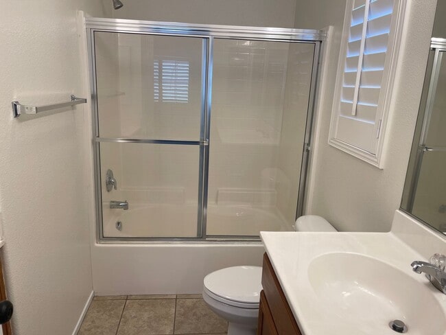 Building Photo - Cozy Town Home For Rent